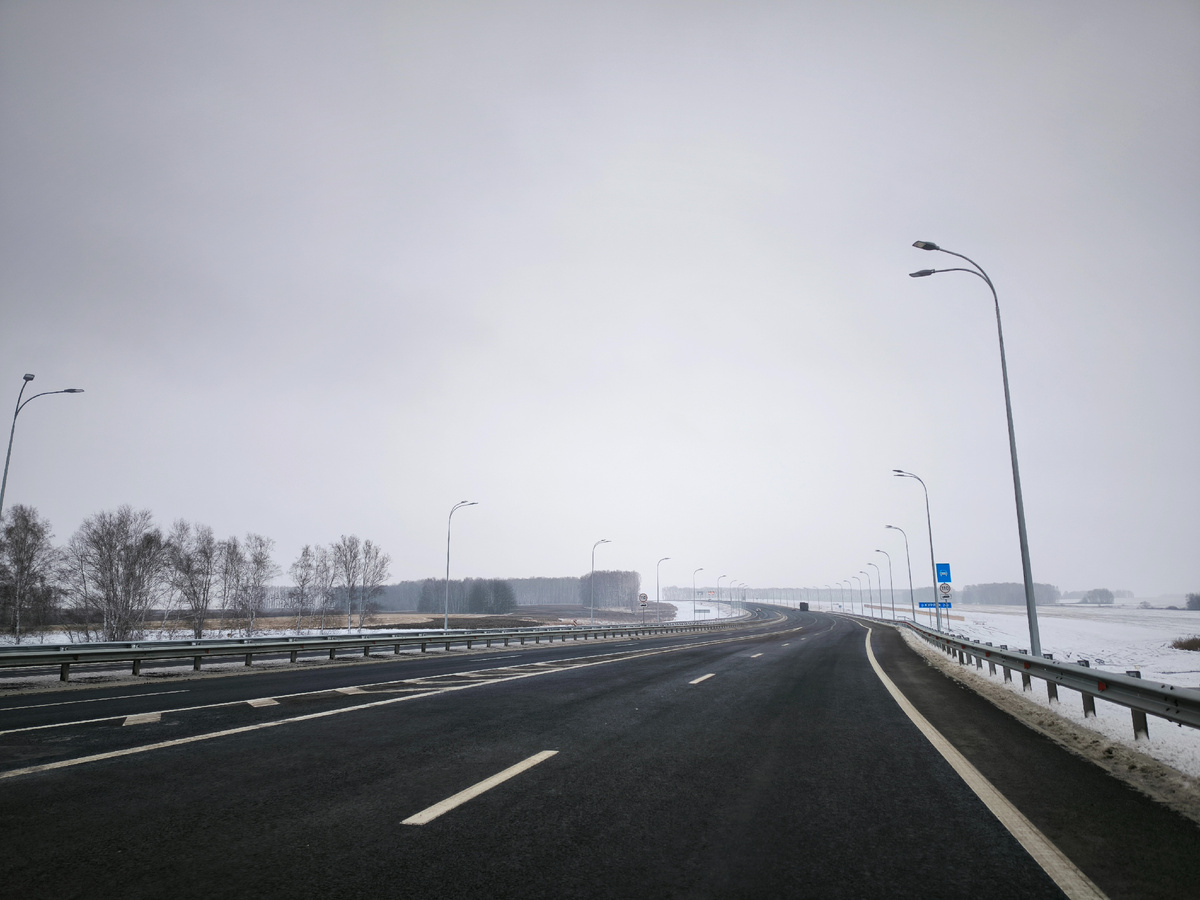 Начало обхода в нескольких километрах от города Топки, недоезжая до узкого моста над железной дорогой и кольцевой развязки. Четыре полосы, ничто не мешает потоку автотранспорта