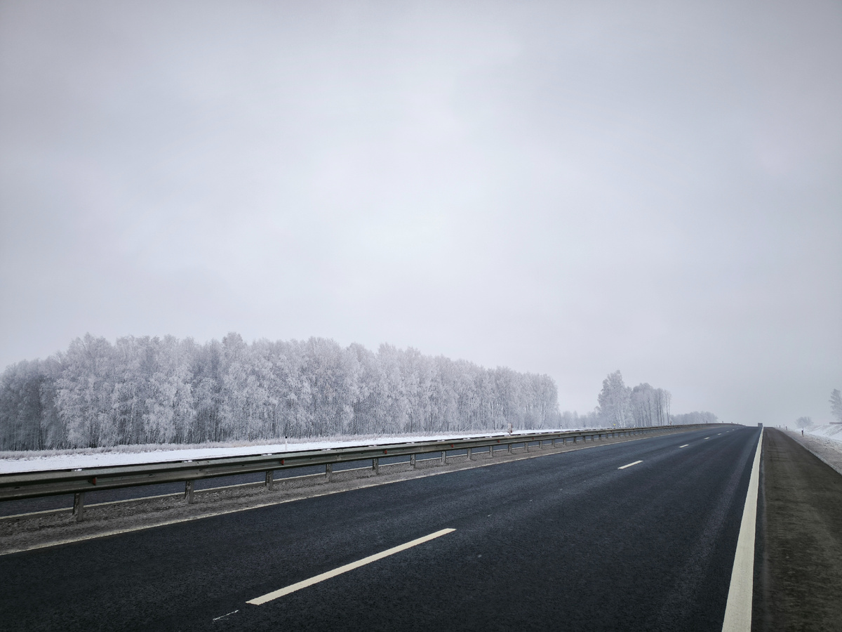 Проехал по новой дороге я 2 ноября после работы. Было -1, но природа ещё помнила ночные -8. Деревья стояли покрытые изморозью