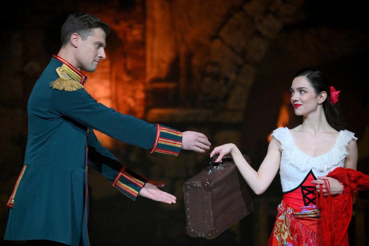    Фигуристы Евгения Медведева и Александр Энберт. Алексей Майшев / @РИА Новости