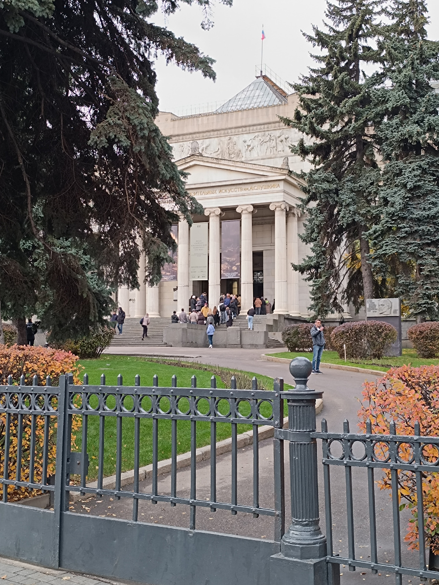 Очередь на вход и очередь на кассу Главного здания