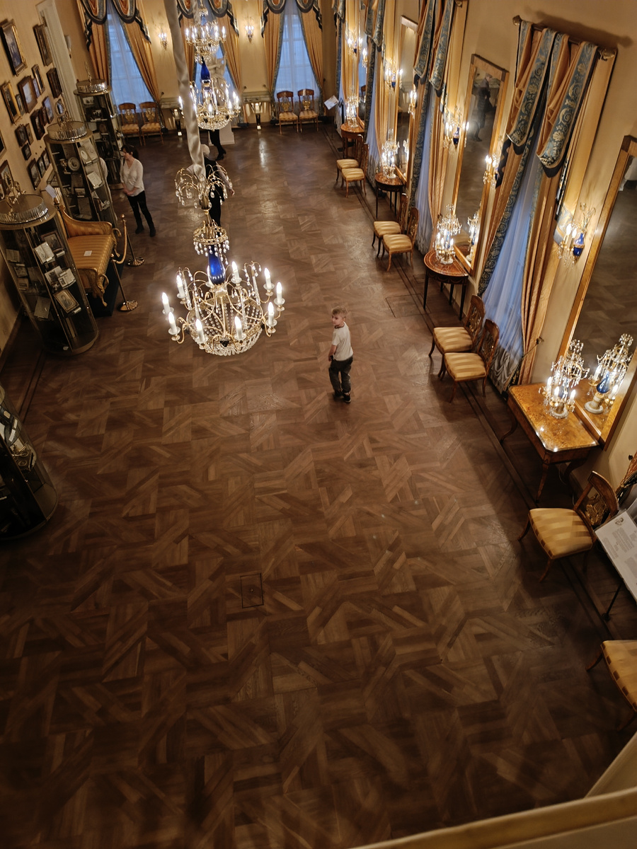 Залы старинных особняков впечатляют