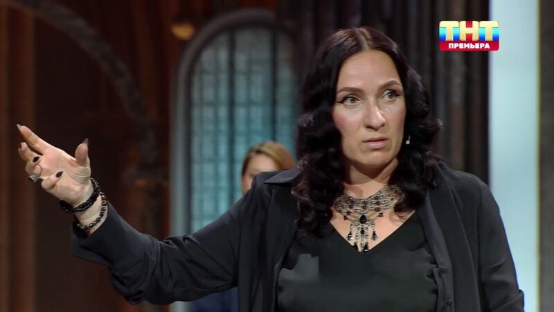    Ангелина Изосимова высленно заглянула в штаны Олега Шепса. Фото: кадр из шоу «Экстрасенсы. Реванш»