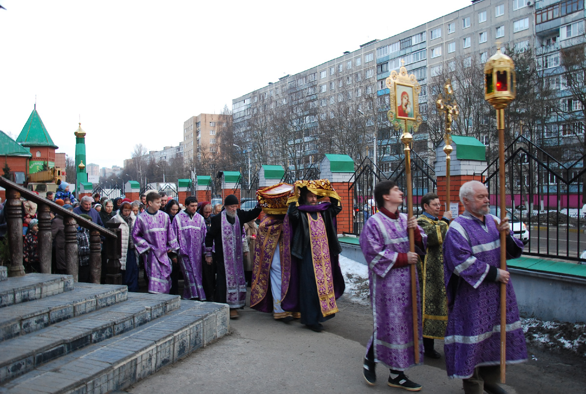 Крестный ход с Плащаницей в Страстную Пятницу