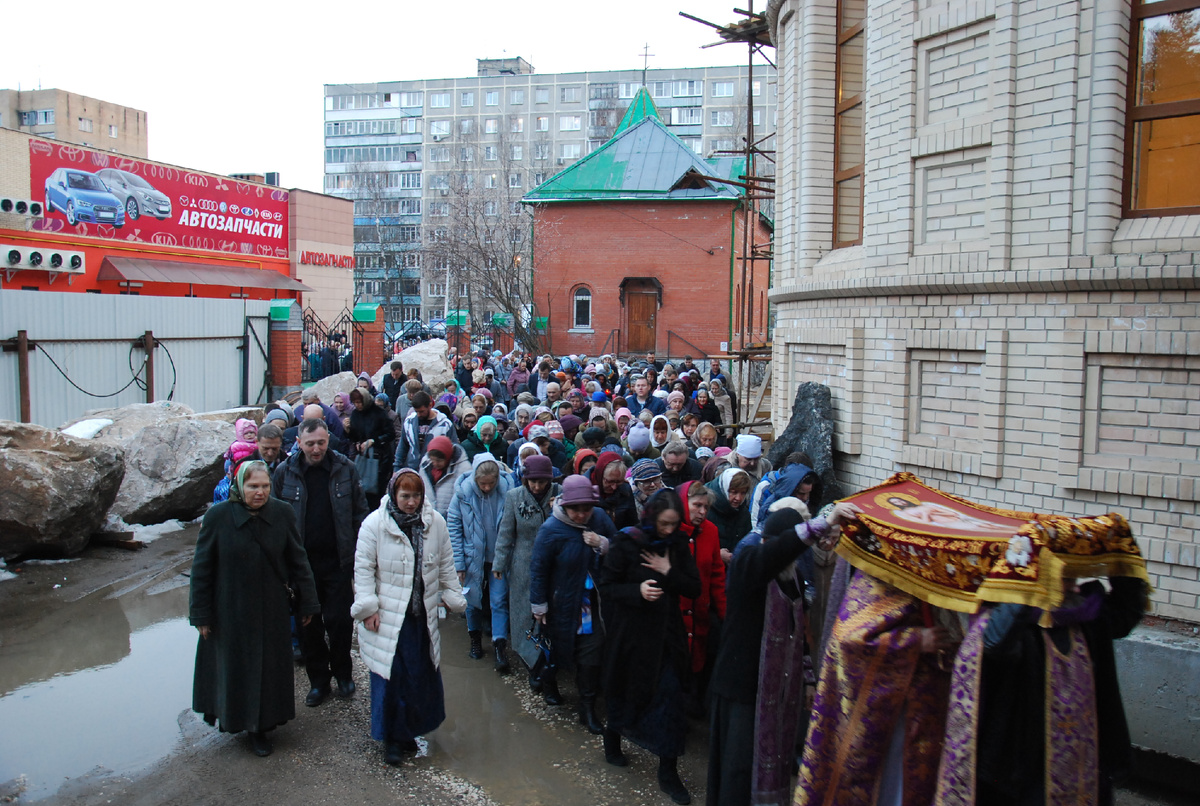 Крестный ход у алтаря Казанского храма