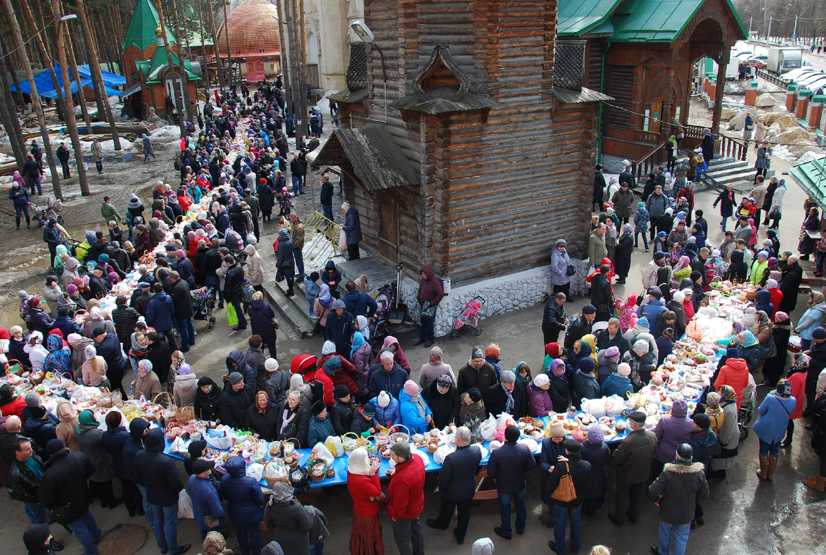 Прихожане в ожидании освящения куличей
