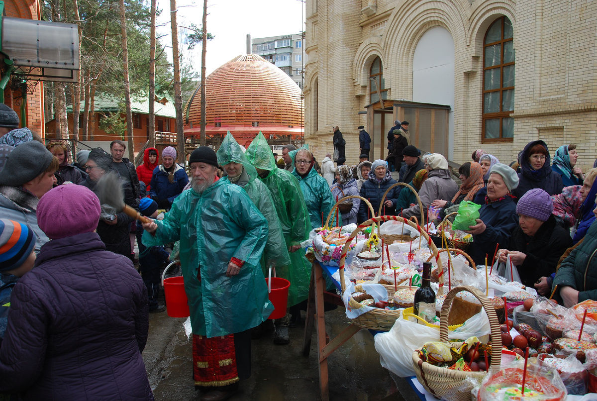 Прот. Николай Векшин (1940-2023) освящает куличи