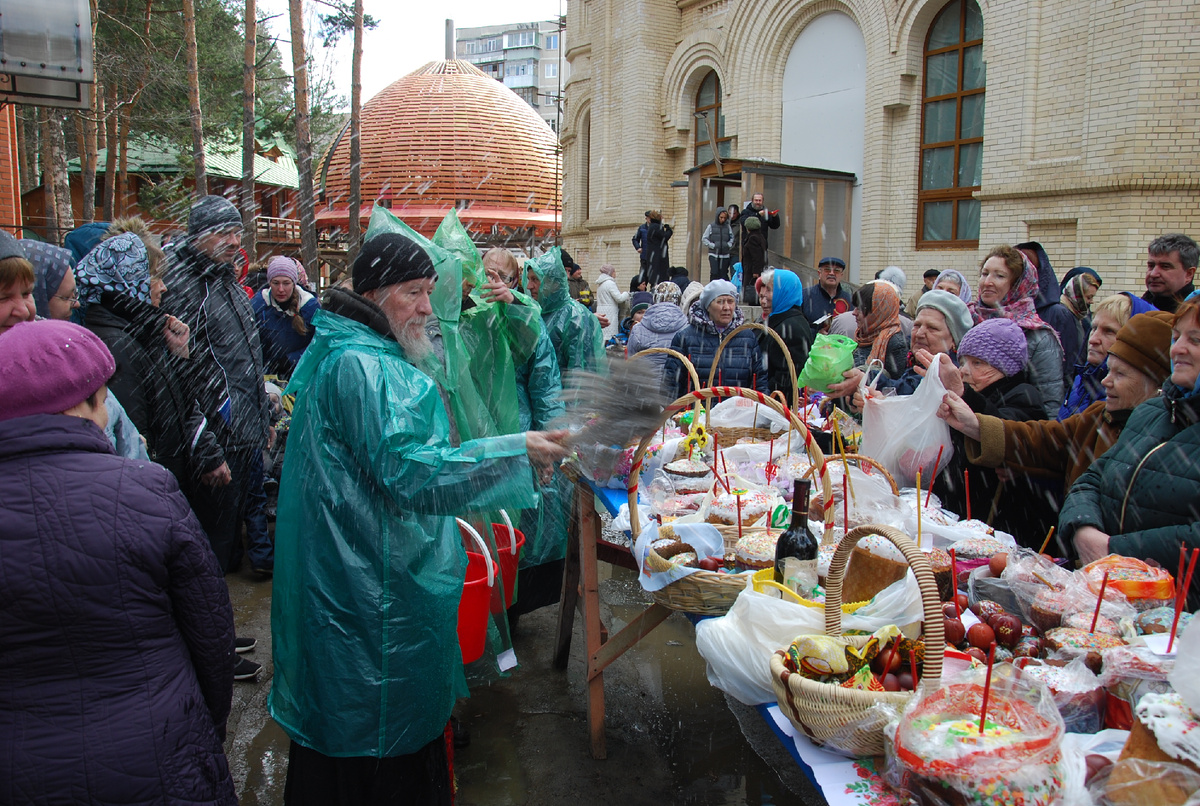 Прот. Николай Векшин (1940-2023) освящает куличи
