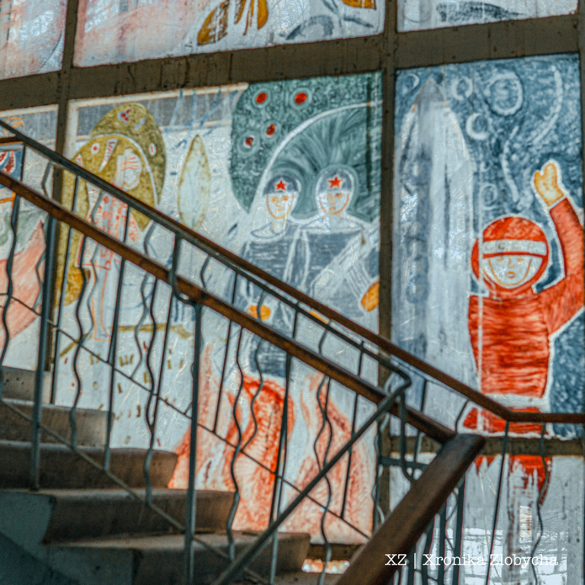 Лестница в корпусе лагеря (Фото автора)