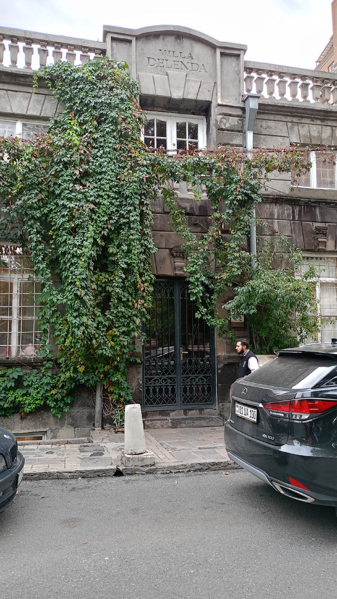 Но сначала привлëк внимание и очаровал именно этот дом, увитый плющом. Мы совсем случайно в него буквально уткнулись, идя по улице, перпендикулярной этой