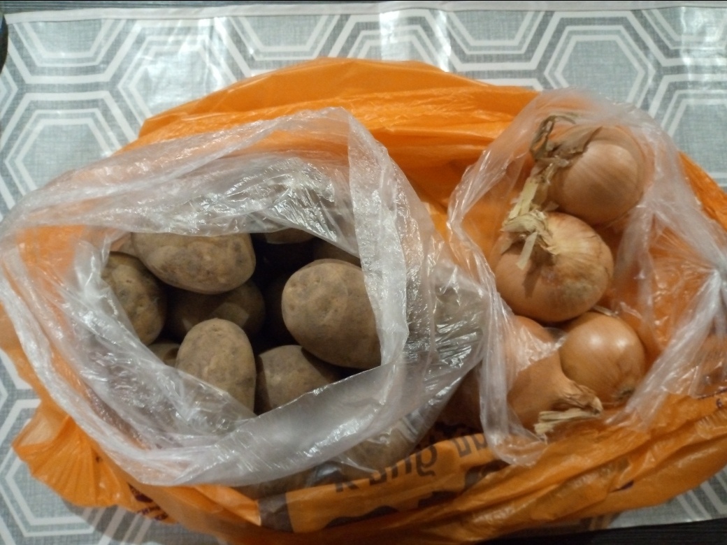 Доставка из Дикси: лук и картофель 