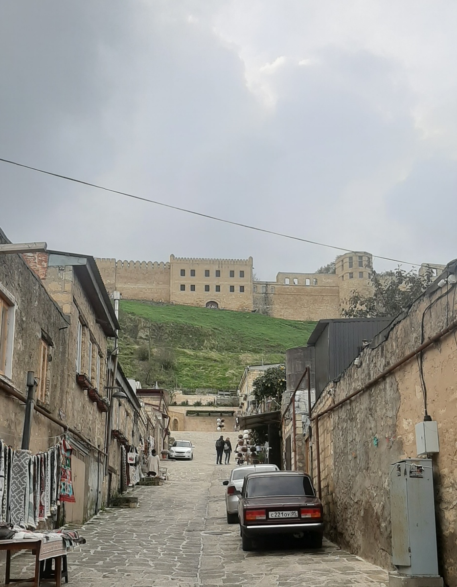 Улочка Дербента возле цитадели Нарын-кала