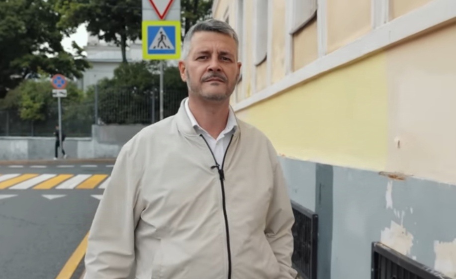 Сейчас у Амедео своя школа итальянского языка в России. Скриншот/Видео Тима Керби.