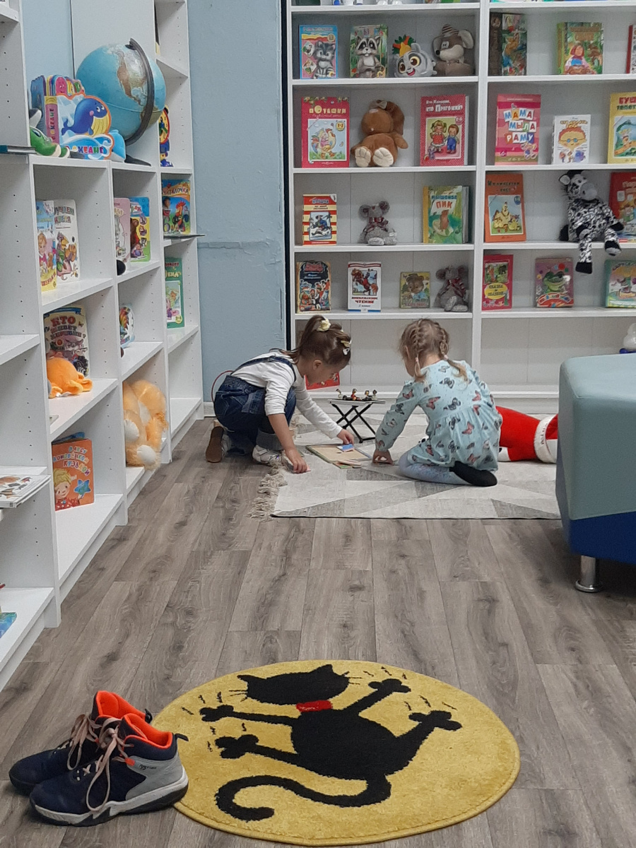 Аня там себе успела подружку найти😊