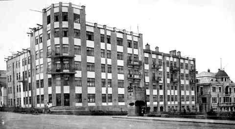 Парапетные столбики и балюстрада на крыше - признак разворота от конструктивизма к неоклассике