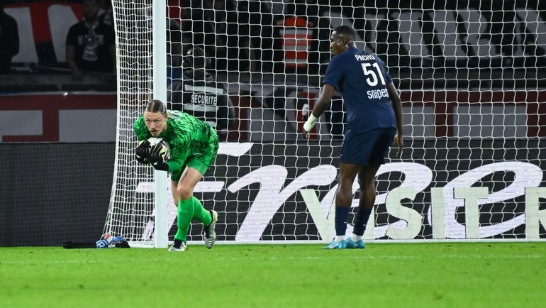    Голкипер «ПСЖ» Матвей Сафонов (слева) в матче против «Ланса». Global Look Press