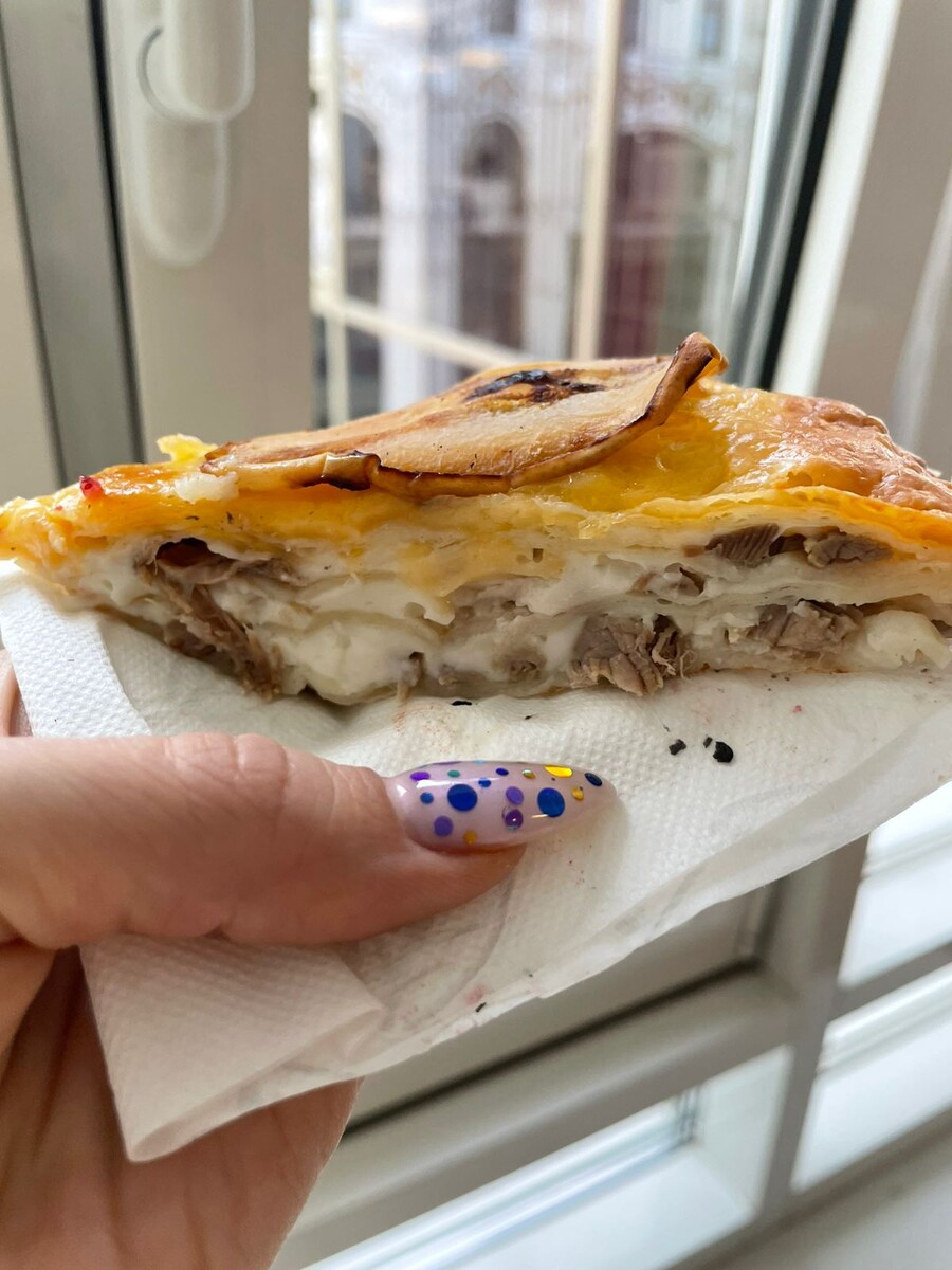 Это начинка внутри  сыр, внутри еще кусочек груши, курица. Груша немного сладкая, и это было чудесно! Я ей отдала первое место 💞