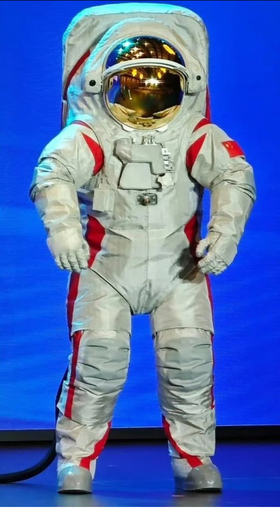 Прототип китайского лунного скафандра с красными лентами летящего апсара и языками пламени взлетающей ракеты.