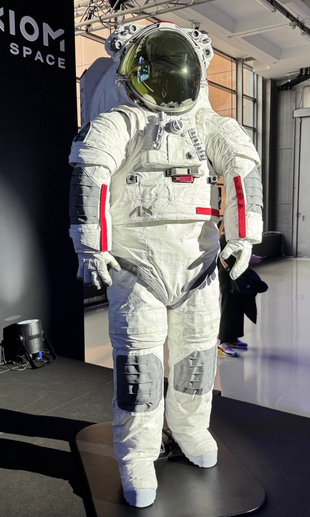 Скафандр АхEMU с дизайном от модного дома «Prada»