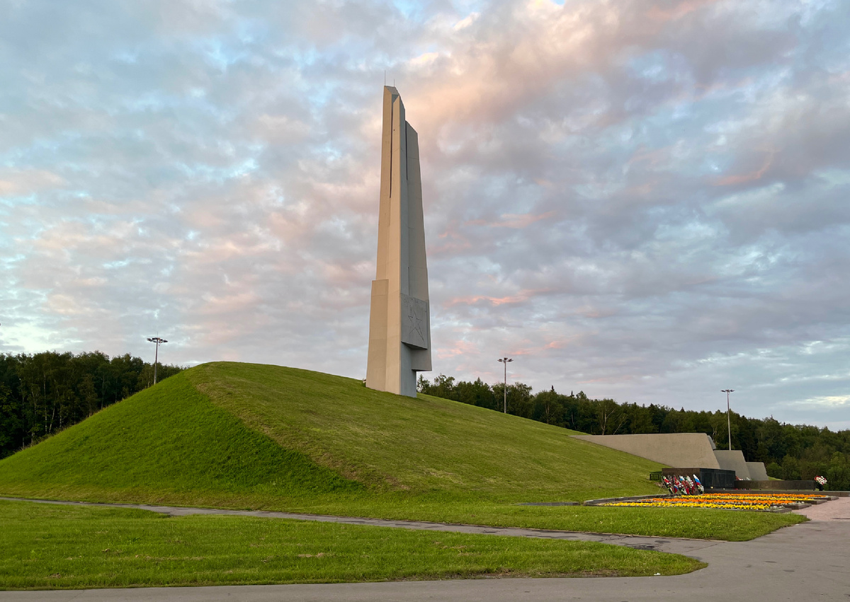 Мемориал «Штыки» на 40 км трассы М-10. Фото автора.