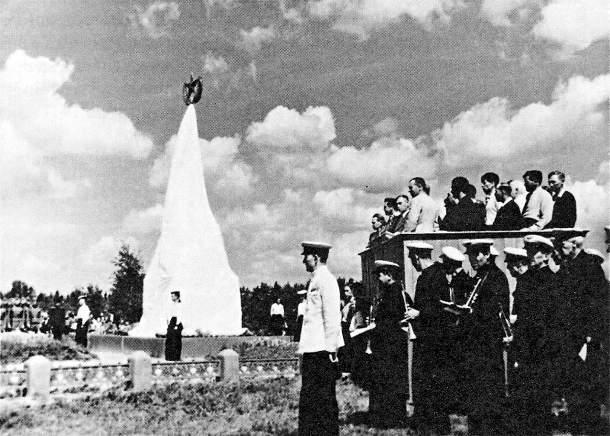 Открытие первого памятника на братской могиле на 40-м километре Ленинградского шоссе, 1953 год. Фото с сайта pastvu.com.