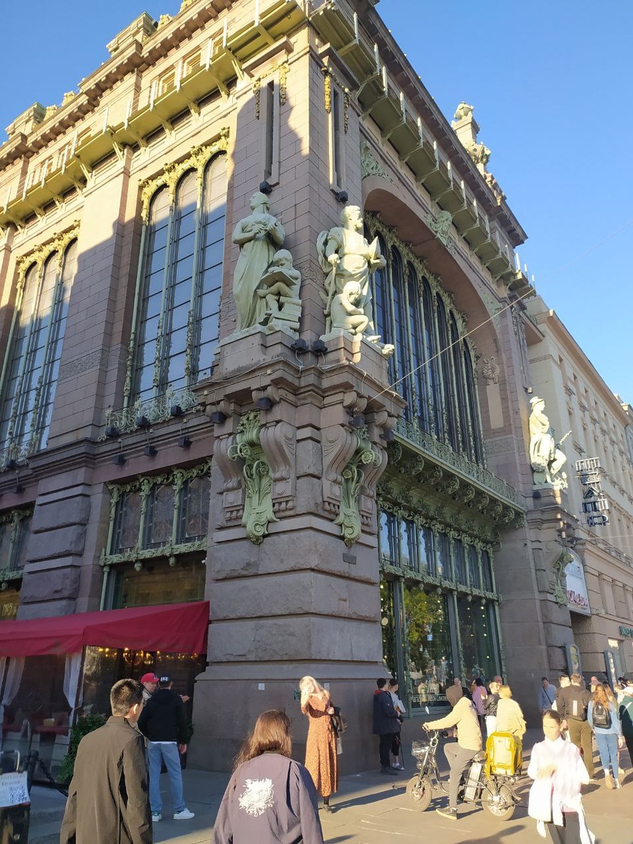 Скульптуры на здании олицетворяют торговлю,промышленность,науку и искусство