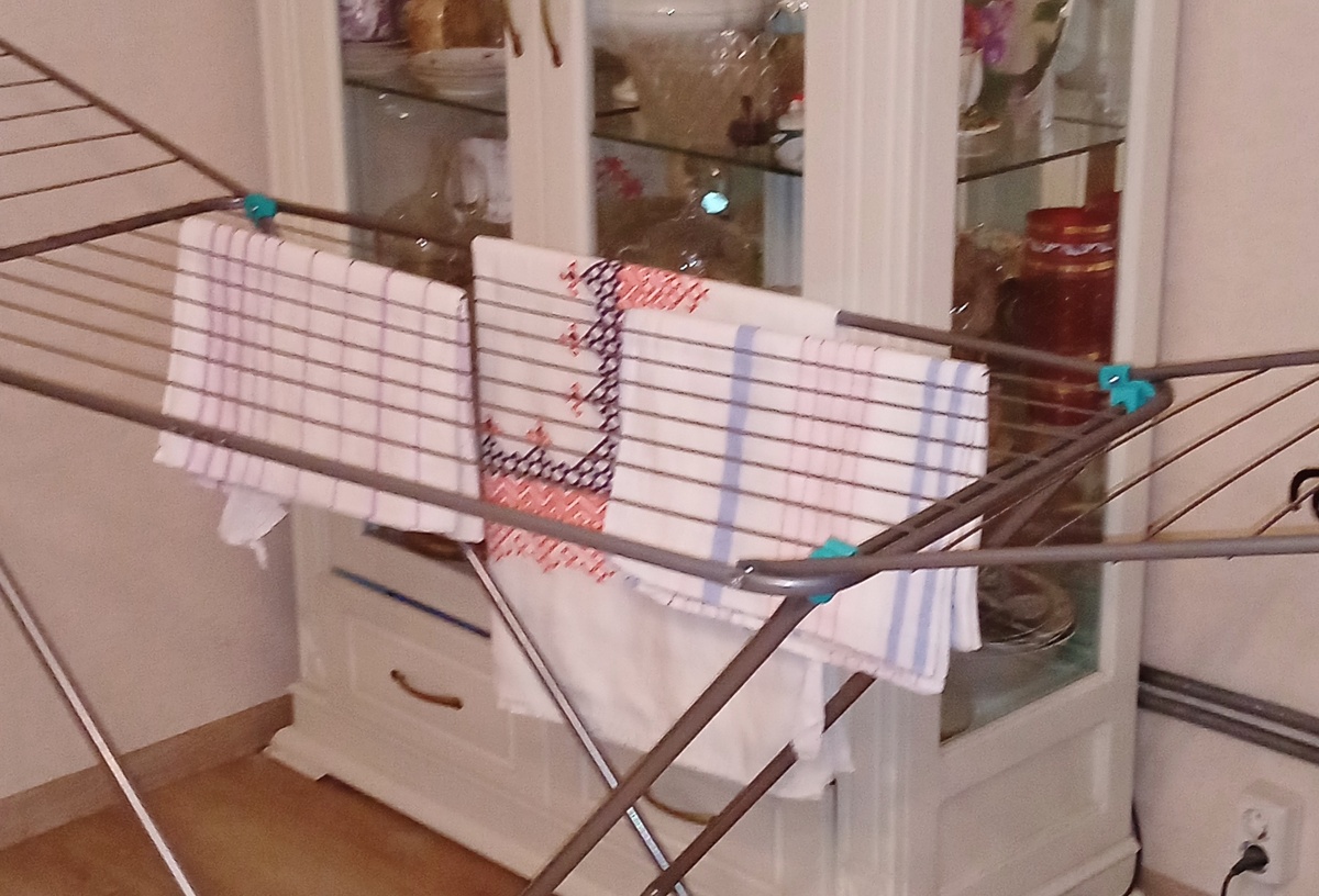 На бэкфоне та самая скатерть, со спасённой честью.