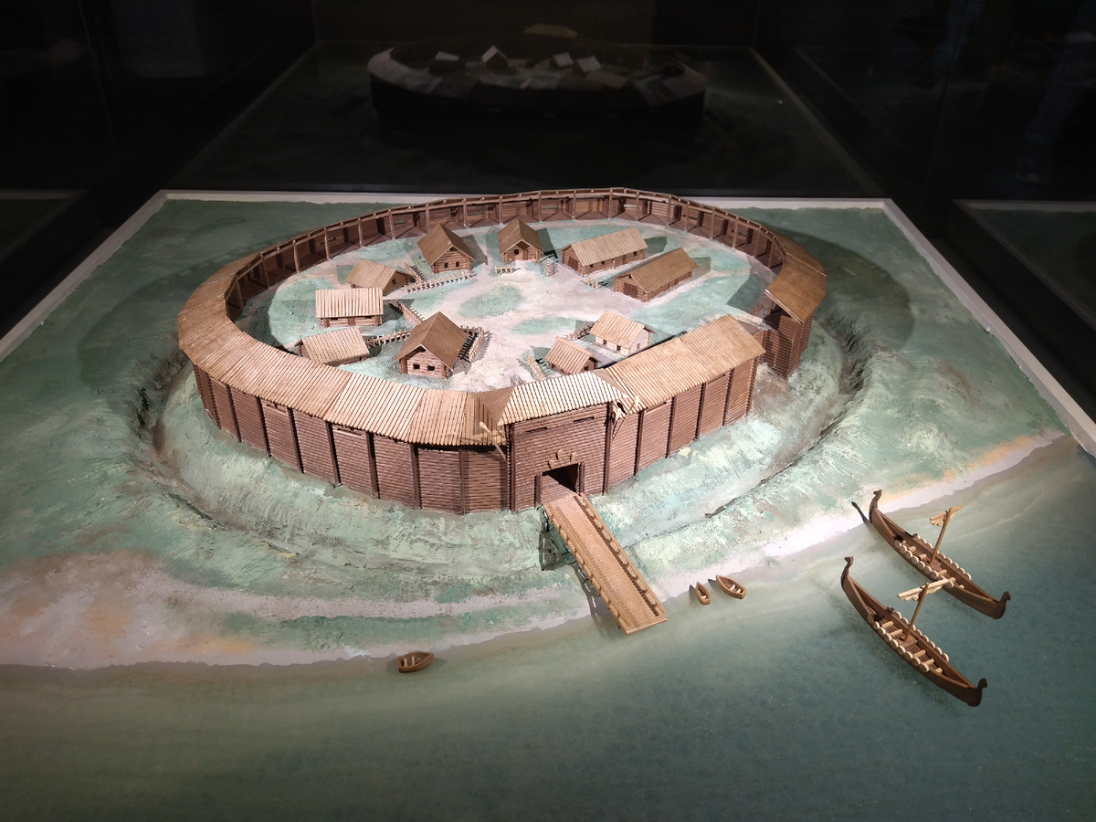 Вот так примерно он и выглядел. Макет укрепленного поселения в IX-X вв на Новгородском (Рюриковом) городище. Фото автора