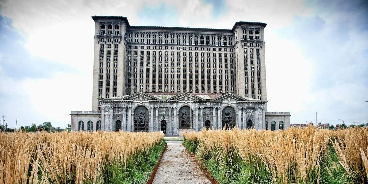 Некоторые десятилетия назад железнодорожный вокзал в Детройте, США, стал призраком.