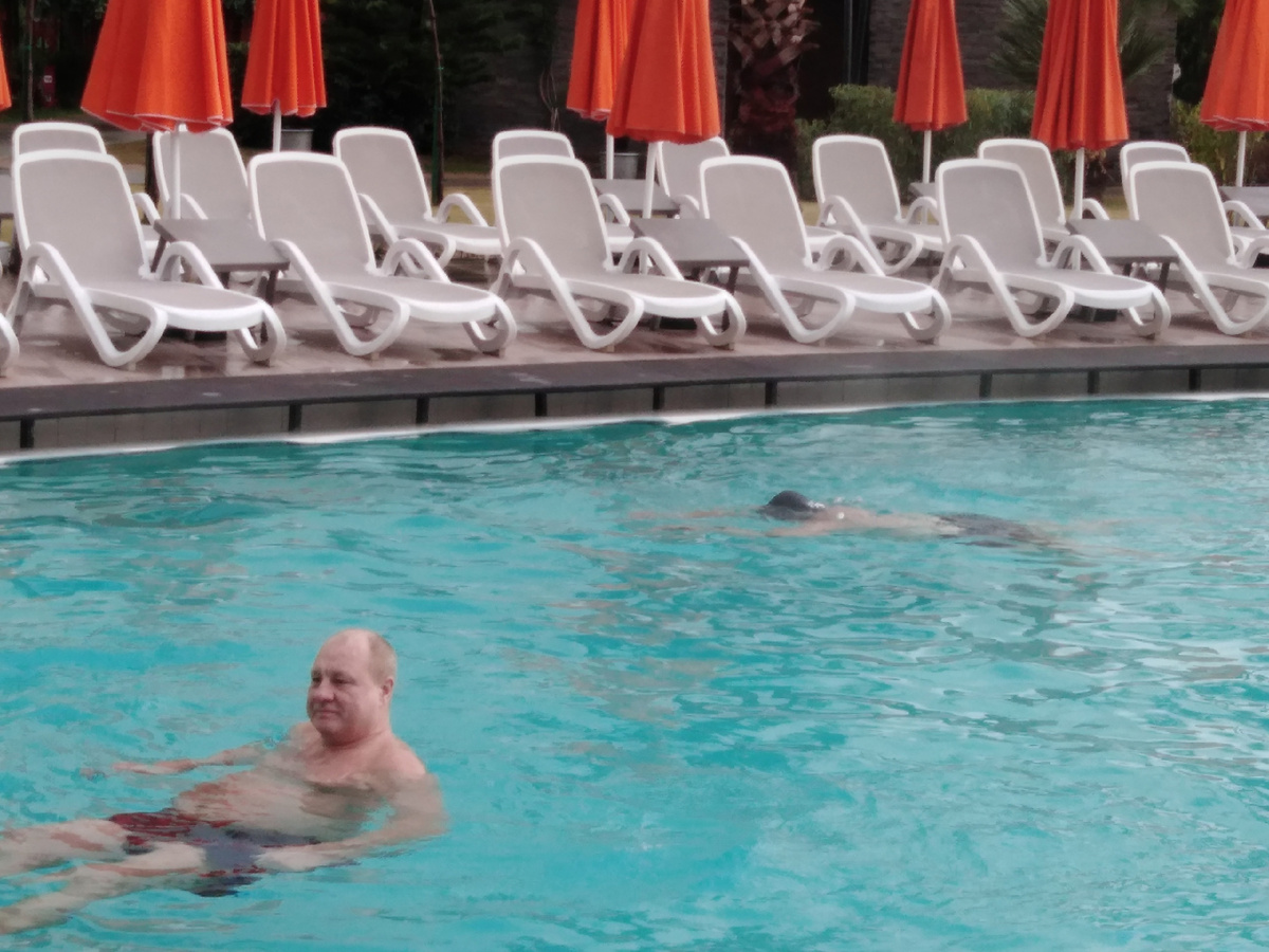 Бассейн отеля в декабре, листайте