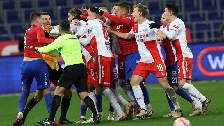    Стычка в матче ЦСКА — «Спартак».Александр Федоров «СЭ» / Canon EOS-1D X Mark II