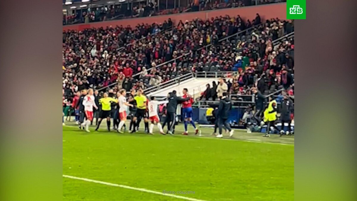    Футболисты «Спартака» и ЦСКА устроили массовую драку во время матча
