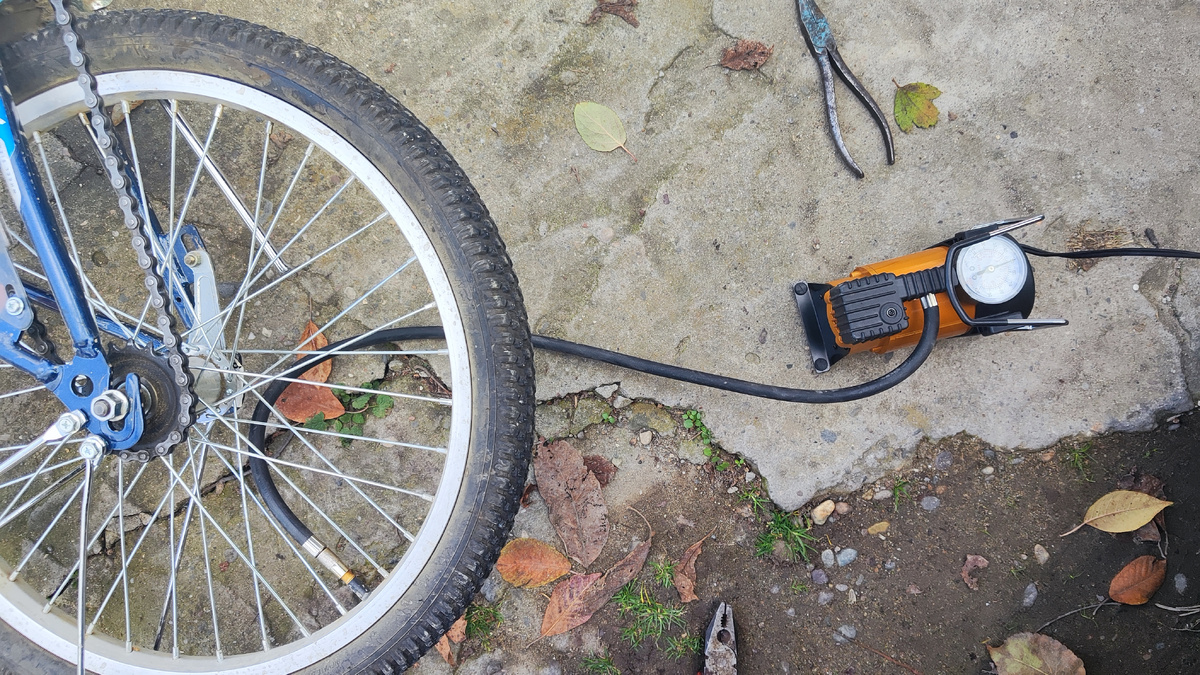 Было тяжеловато, но я справилась. Как-то  (ниппель что ли называется?) не удобно между спицами стоит