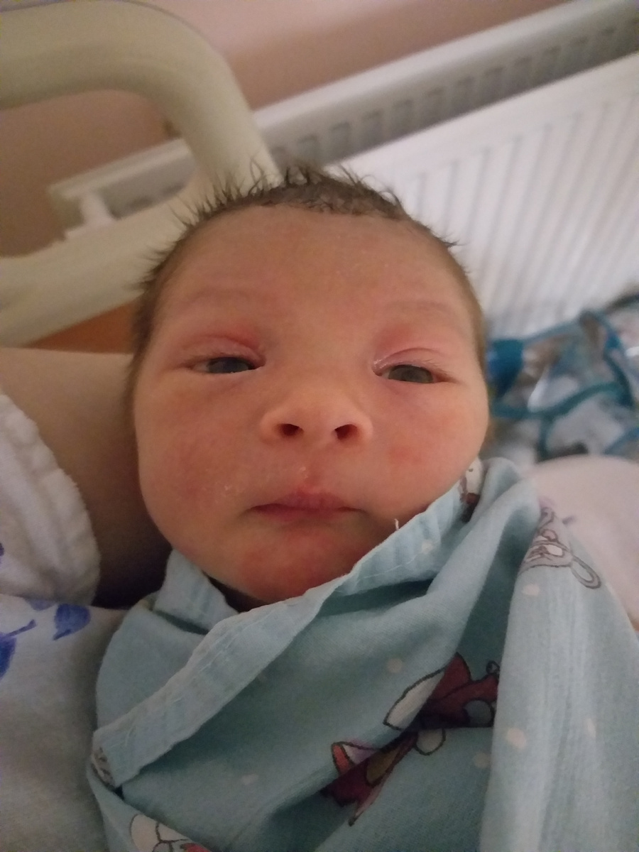 Фотографировала ночью, когда кушать сам начал. Сутки человечку.