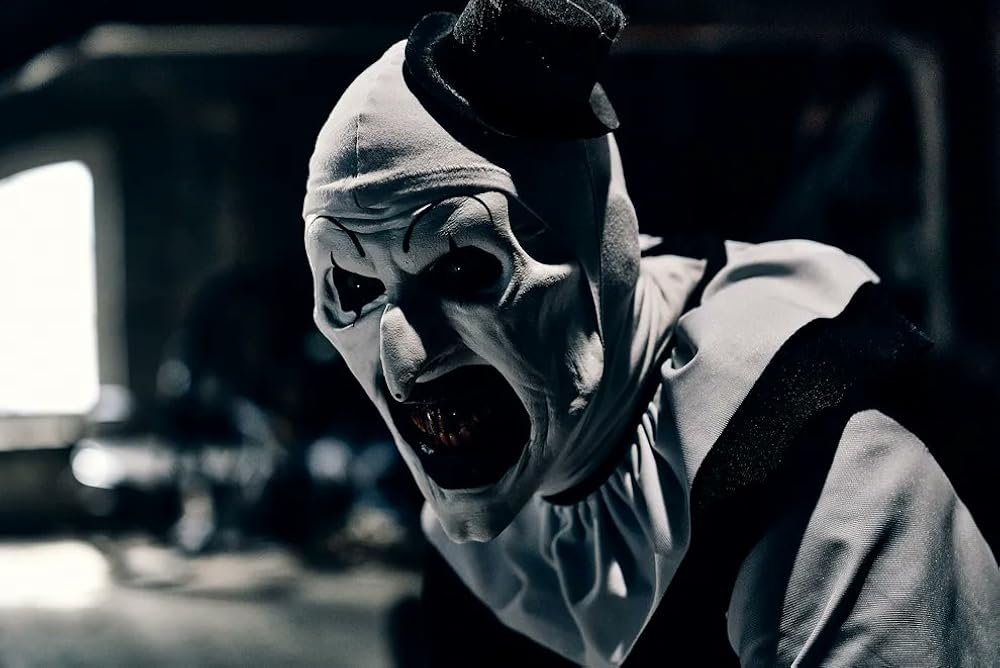 Кадр из фильма «Terrifier 3». Режиссер: Дэмиен Леоне. Производство: Bloody Disgusting, Dark Age Cinema, Fuzz on the Lens Productions, The Coven. Показ в России: World Pictures
