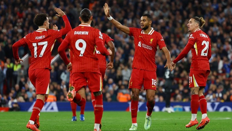    Футболисты «Ливерпуля» празднуют победу над «Брайтоном». Reuters