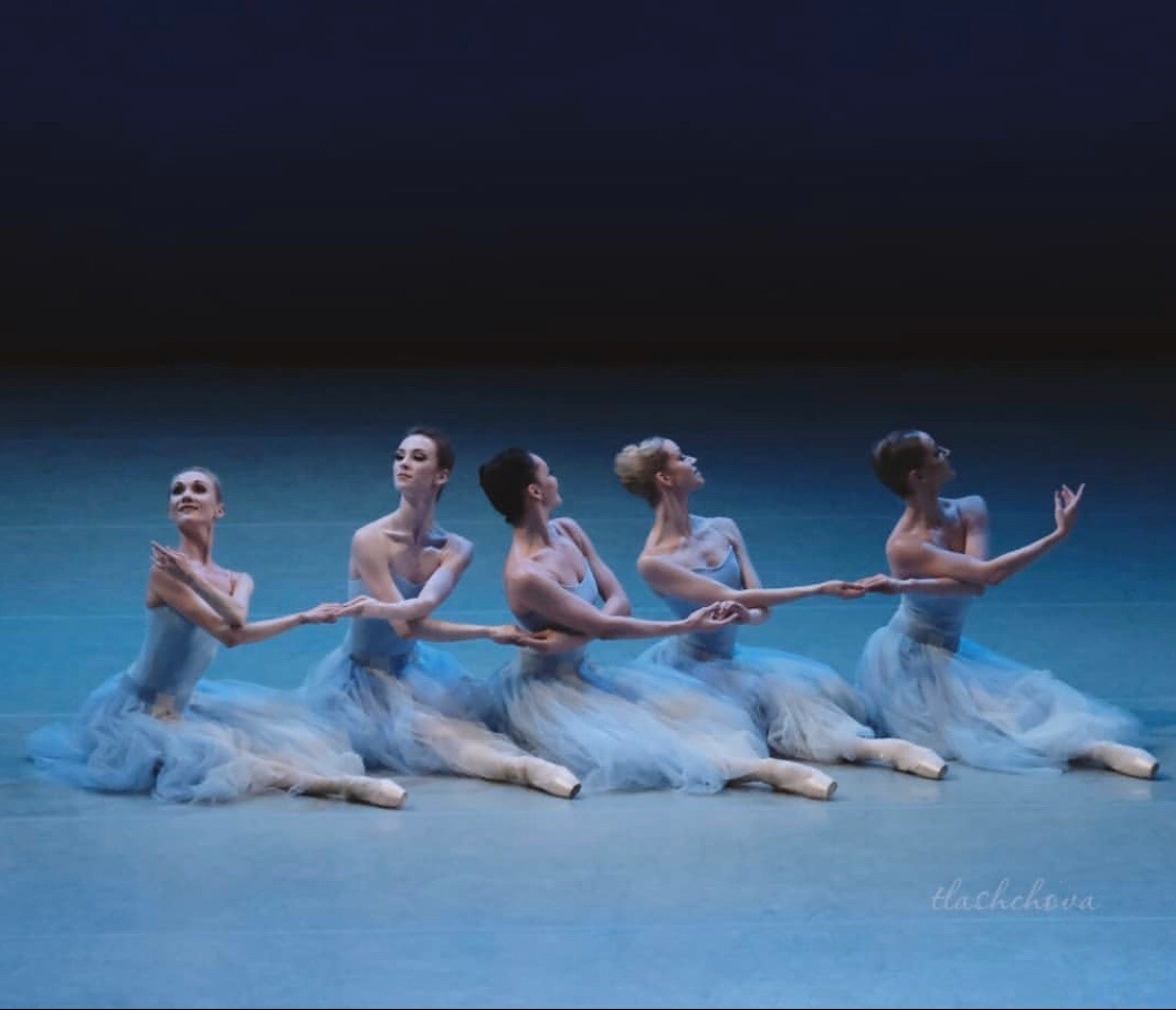 Анастасия Михейкина вторая справа 