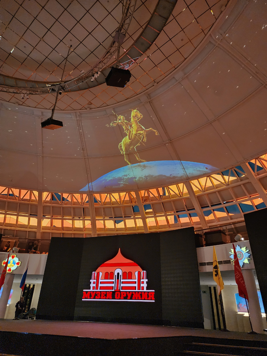 Фильм на последнем этаже музея оружия Тула. Проекция под потолком 