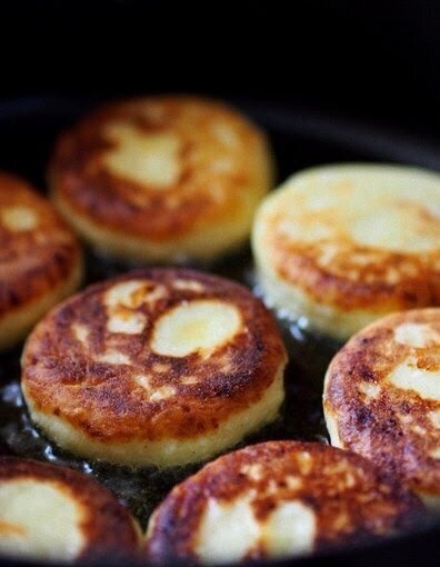 Вот от чего зависит вкус сырников - и форма: 3 тонкости от технологов и мудрых хозяек. И что полезного сделать, чтобы не распадались