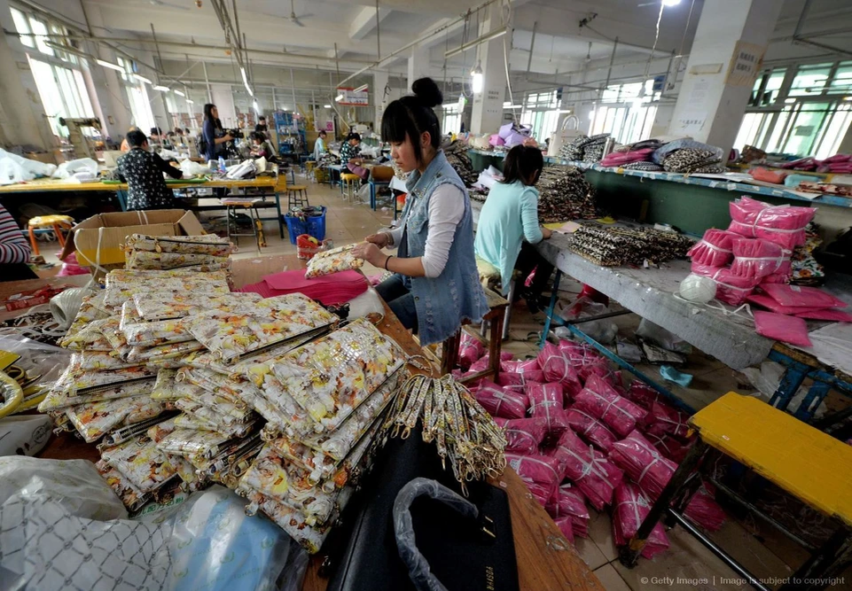 Китайцы не знают английский язык, общайтесь только на китайском. Когда вы начинаете с ними говорить на английском, они очень теряются и нервничают. Используйте голосовый онлайн переводчик от Яндекса и диалог сложнтся легко.