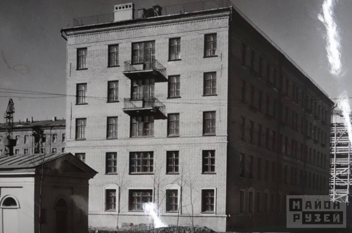 Одно из общежитий для рабочих в Измайлове. Фотография начала 1950-х гг. из архива Музея районов Измайлово и Соколиная Гора. Вид на торцевой и главный фасады. На дальнем плане идет строительство подобных общежитий. 