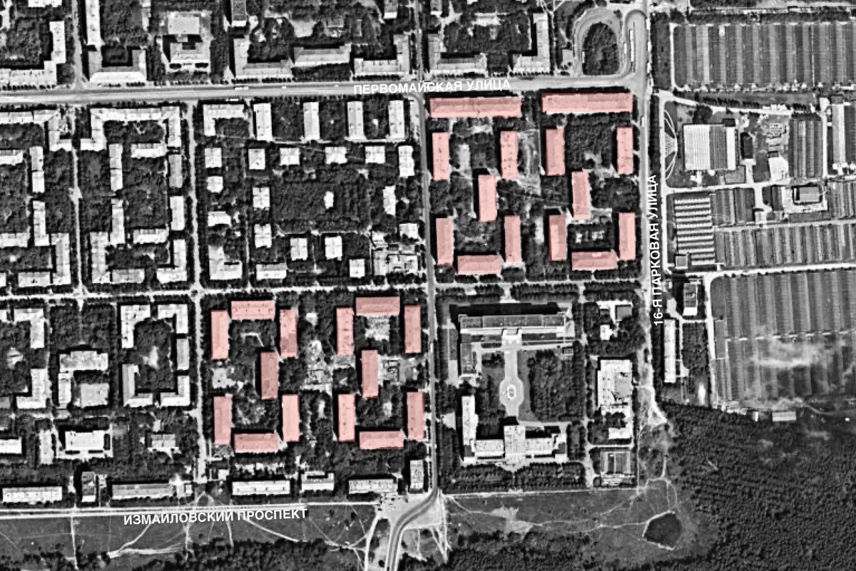 Два квартала общежитий в Измайлове на спутниковом снимке Москвы 1980 г. (выделены цветом).