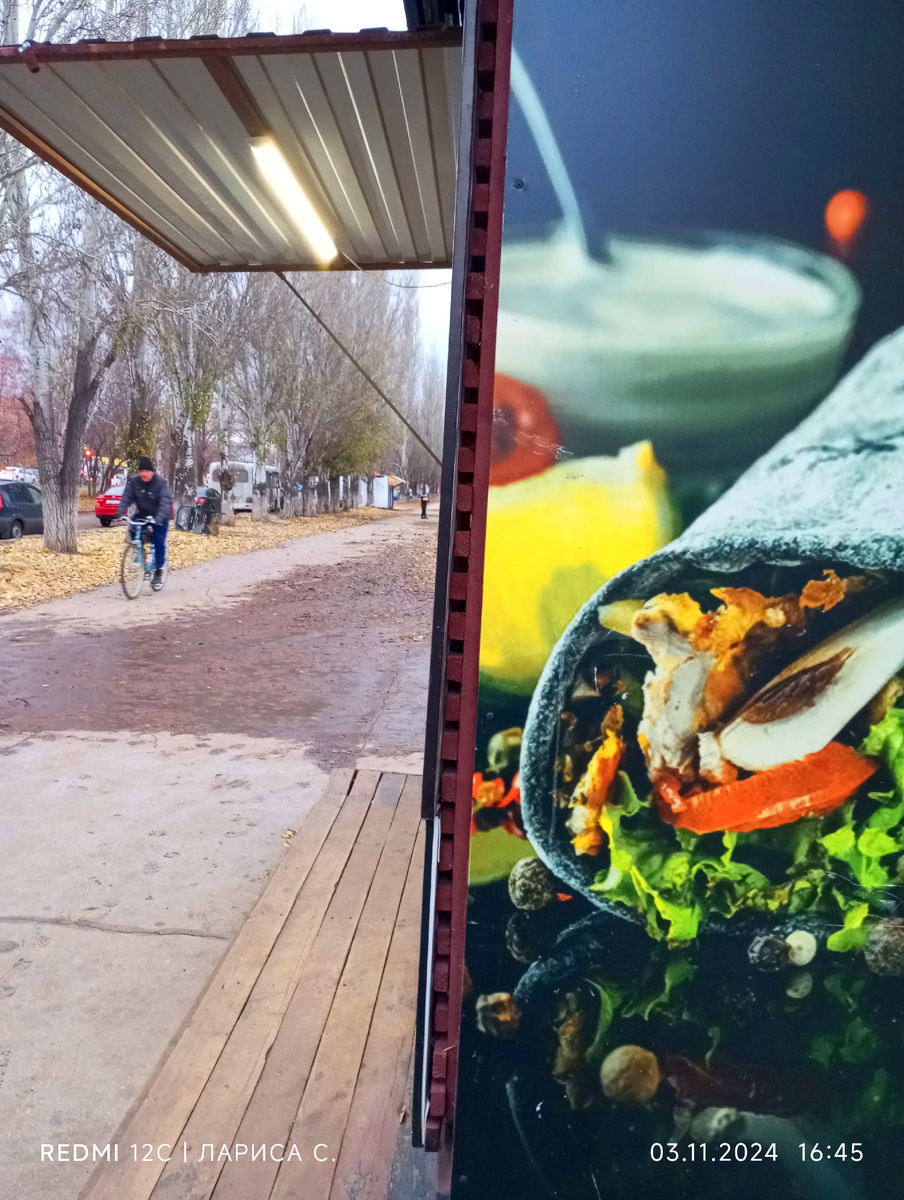 Около шаурмечки. Народу никогда здесь не вижу. На чём они держатся?