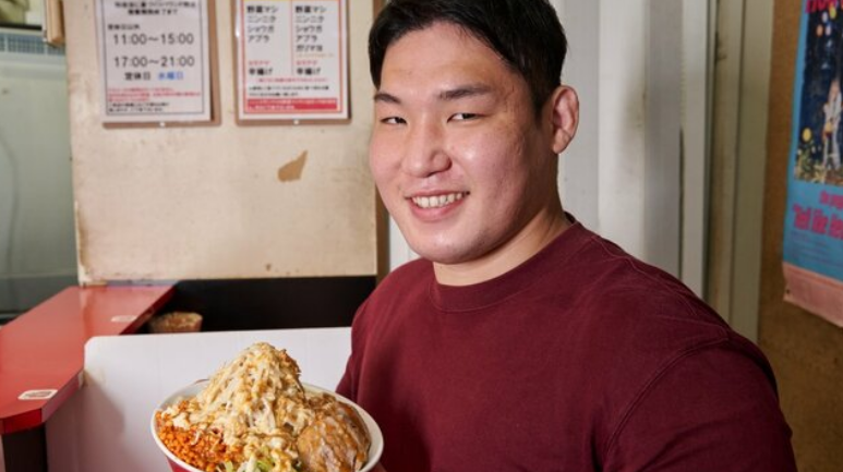 Когда японец поправляется, то сразу смахивает на бурята щеками