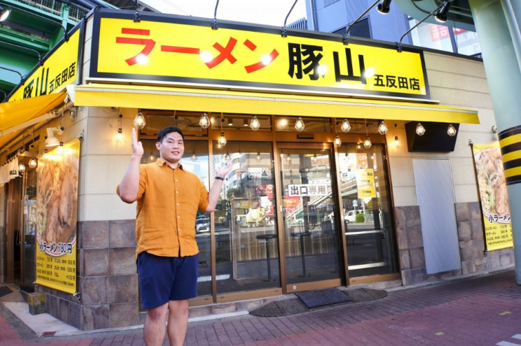 Радостная реклама раменного эскортника в соц. сетях. Неслабо любит покушать!