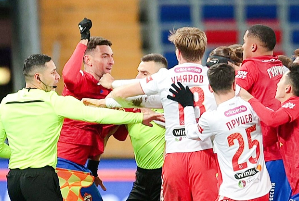 Во время матча ЦСКА - "Спартак" эмоции били через край. Фото: соцсети