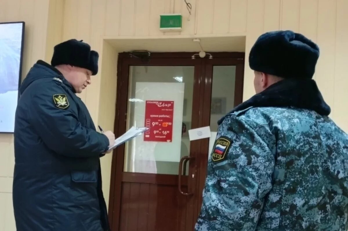    Из-за нарушения СанПиНа приставы опечатали кафе в Новосибирске