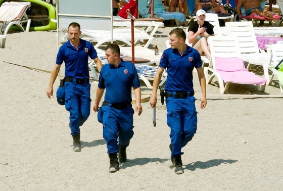    Полиция и скорая помощь, идут на помощь туристу, которому стало плохо на пляже