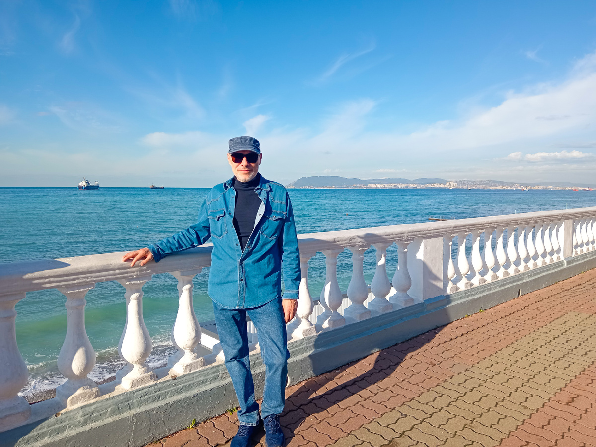 Набережная в Кабардинке, за спиной — Новороссийск. Михаил Лекс — автор рассказа