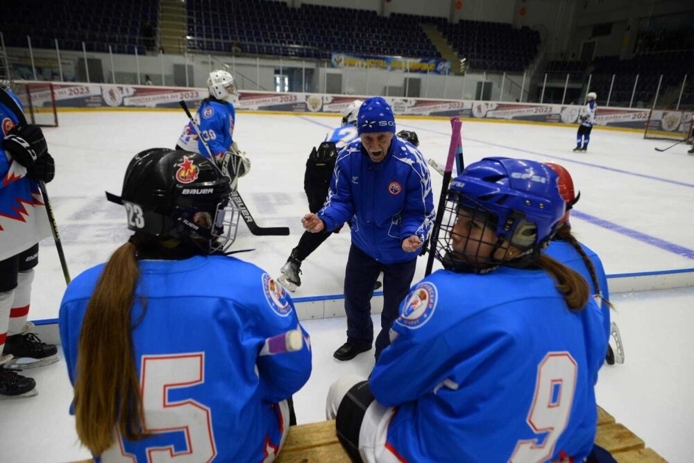    Тренеры Виктор Титов и Вячеслва Кокорин относятся к своим воспитанницам, как к родным дочерям: и выслушают, и поругают, и похвалят и дадут стимул победить. Фото: Из личного архива
