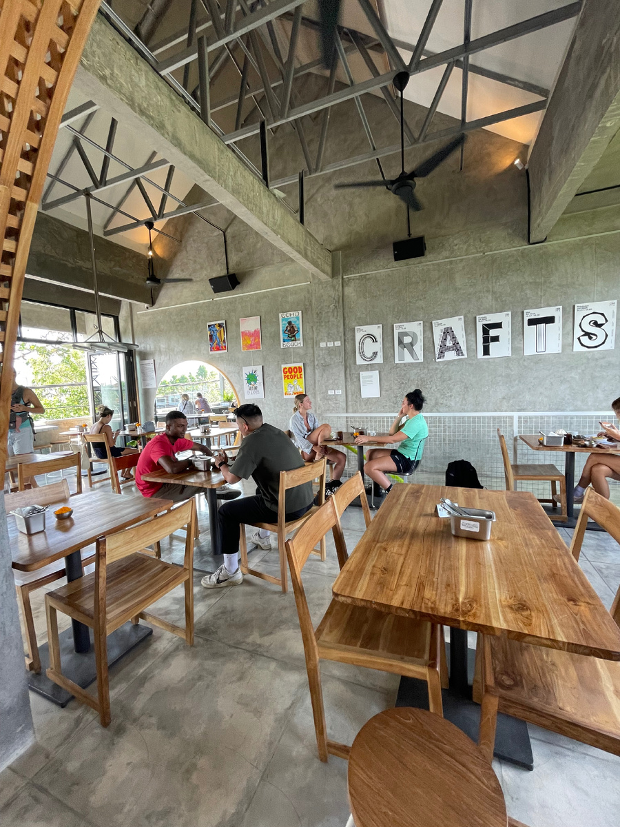 Второй этаж просторного Copenhagen CAFE Berawa. Подходит для завтраков в большой компании.